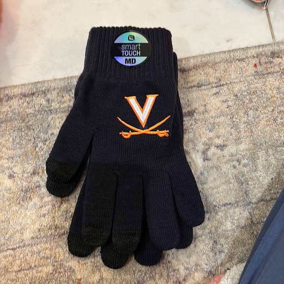 NWT UVA Pom Pom Hat and matching gloves - Picture 6 of 7